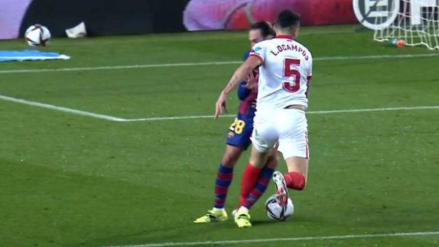 WilliamHill-塞维利亚球员不满判罚：巴萨本应少一人作战